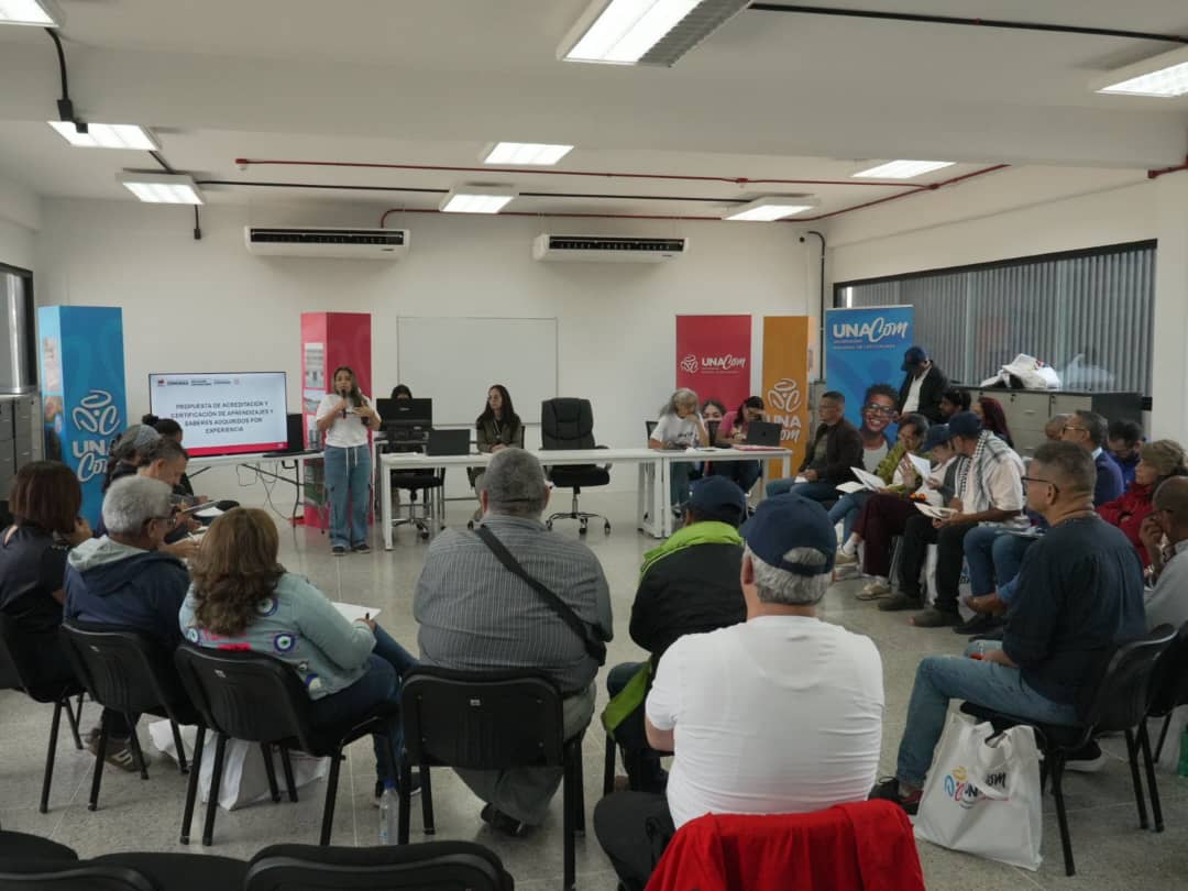 Unacom debate «Programa de Acreditación y Certificación de Aprendizajes y Saberes Adquiridos por Experiencia»