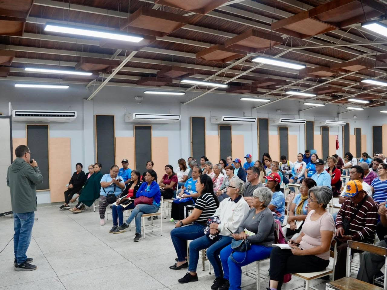 Arreaza desde el 23 de Enero: Gobernantes deben obedecer a los Consejos Comunales y Comunas del país